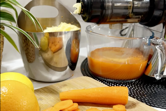 🌟 Élixir de Beauté & Énergie : Jus Carotte-Orange-Gingembre 🌟