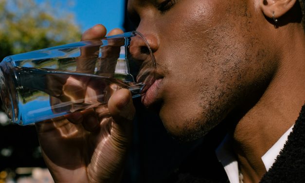 Vitalité Liquide: L&rsquo;Essor de l&rsquo;Eau Alcaline Antioxydante et Hydrogénée pour une Santé Revigorée