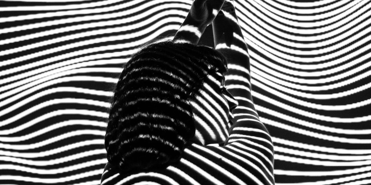 Les Courbes Féminines : Exploration Érotique et Célébration de la Sensualité