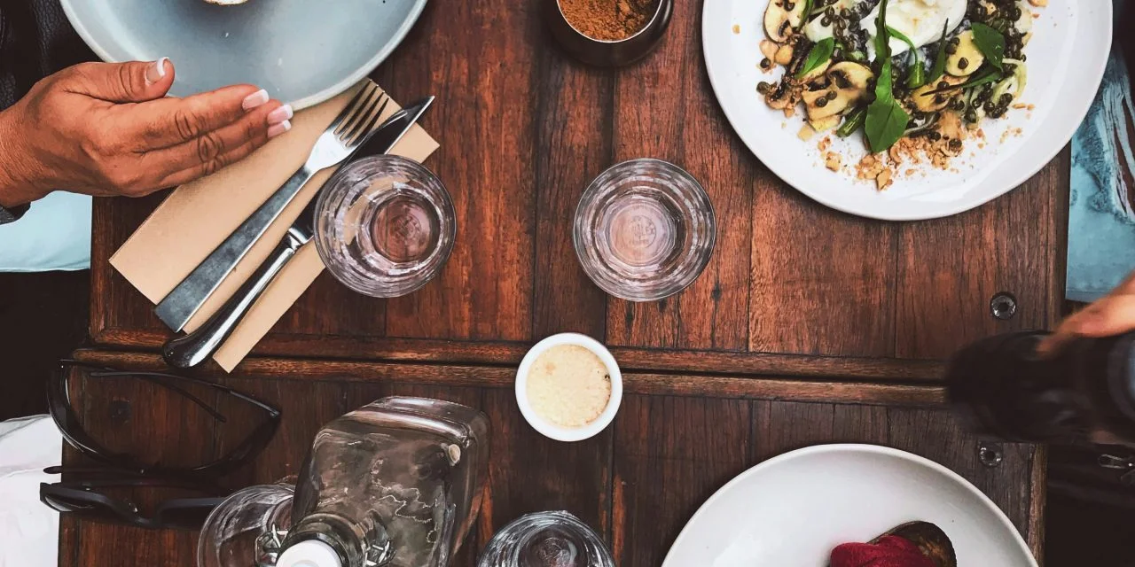 Hydratation en Question : Décrypter le Mythe de Boire Pendant les Repas