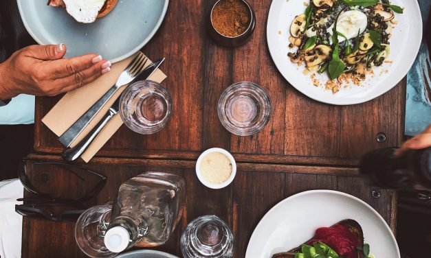 Hydratation en Question : Décrypter le Mythe de Boire Pendant les Repas