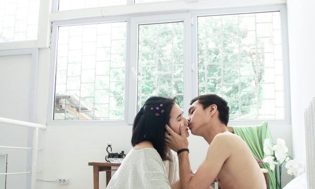 Débuter sa Vie Sexuelle : Guide pour une Première Fois Réussie et Tout en Douceur