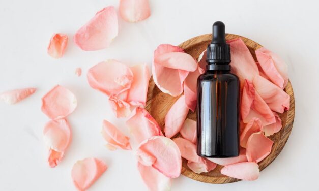 Pluie de Pureté: L&rsquo;Eau de Rose, Potion Millénaire pour la Peau