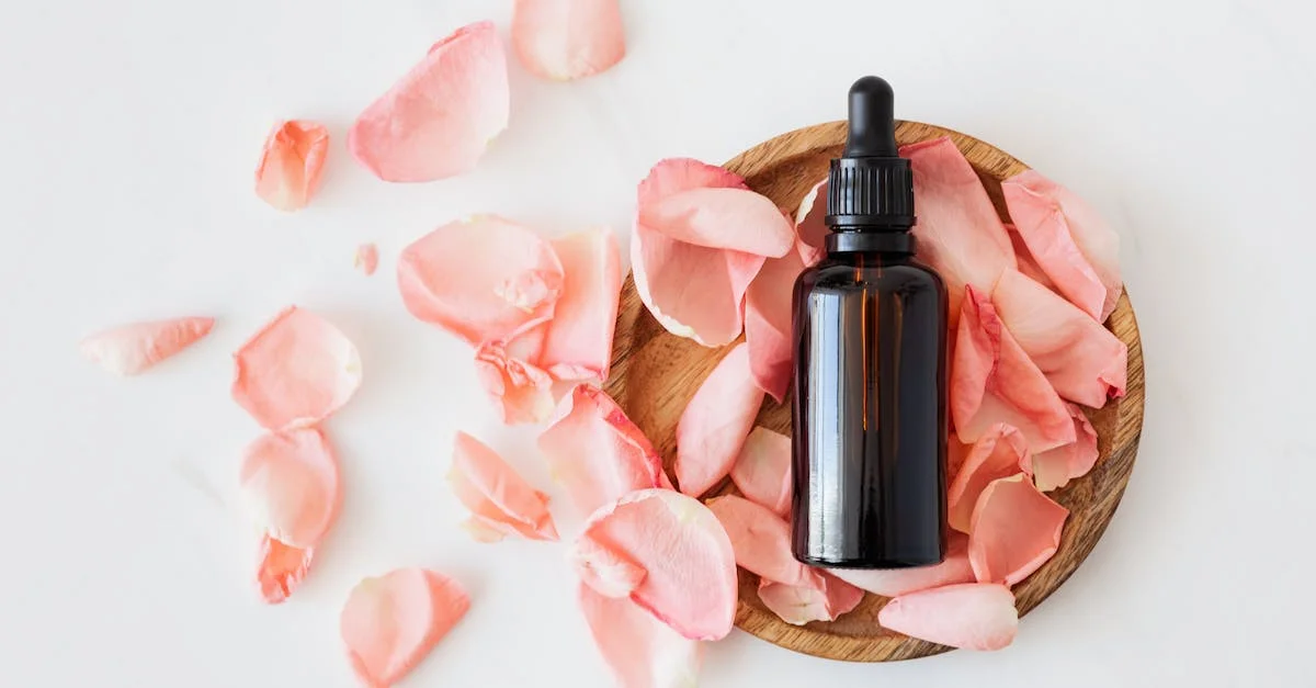 Pluie de Pureté: L’Eau de Rose, Potion Millénaire pour la Peau