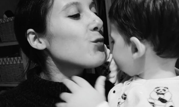 Marie-Charlotte: Entre Plume et Mélodie, un Parcours Inspiré vers la Maternité et l&rsquo;Écriture